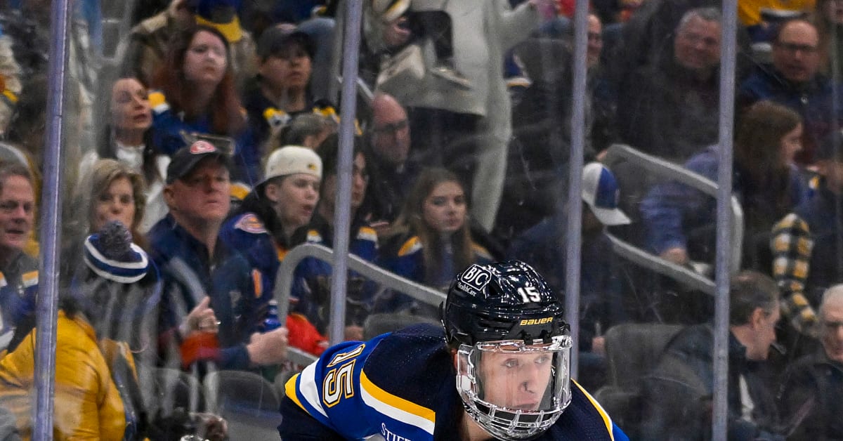 Jakub Vrana of the St Louis Blues skates up ice against the Arizona Foto  di attualità - Getty Images