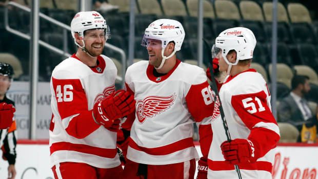 Red Wings score two goals in each period, top Flyers 6-3 – The Oakland Press
