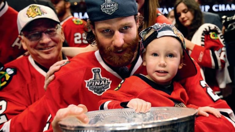 Amazing Photo Shows A Bruins Fan Celebrating With Children Of The Stanley  Cup-Winning Blackhawks