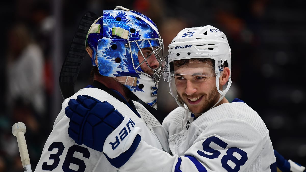 Lightning break out of power play slump, blow out Bruins in Game 3