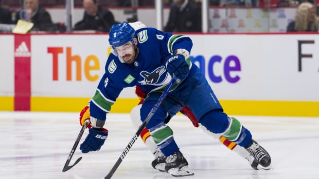 Complete Hockey News - The Vancouver Canucks have signed forward