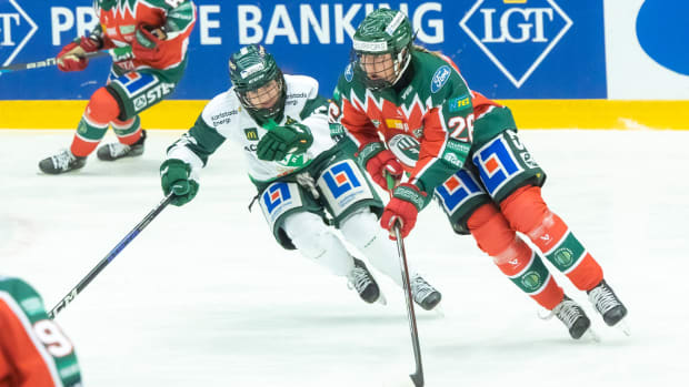 Hanna Olsson carries the puck for Frolunda in the SDHL