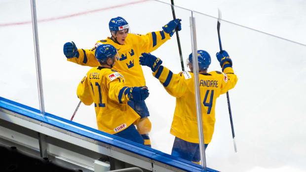 U.S. defeats Sweden, 3-1, to capture world junior hockey title
