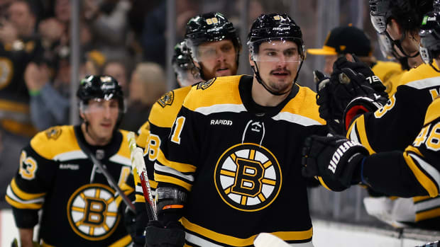 Bruins set mark for wins, and all it took was one over Flyers