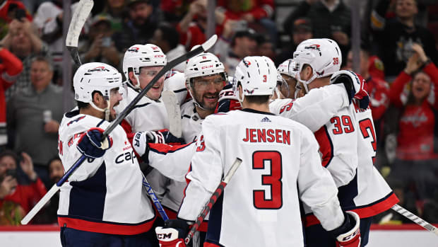 Capitals' Alex Ovechkin reaches 800 career goals with hat trick