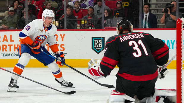 Islanders get back into series with win over Hurricanes