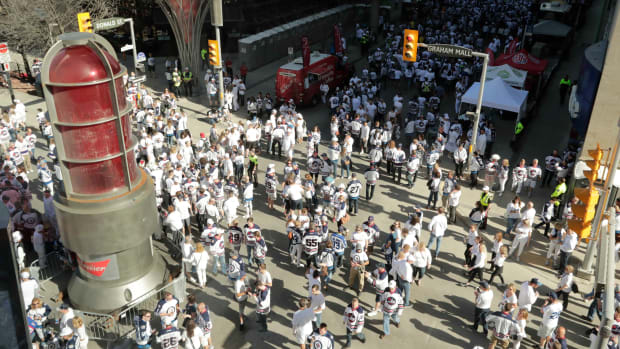 Jets fans bring playoff vibes, electric energy to Winnipeg's 1st whiteout  street party since 2019