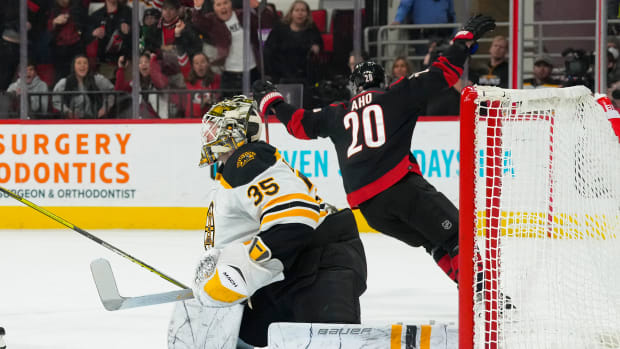Bruins goalie Tim Thomas lets his play do the talking, forces Game