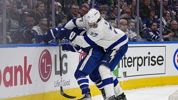 Conor Timmins waits, Wayne Simmonds skates