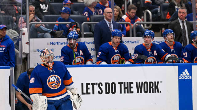 New York Islanders players on bench