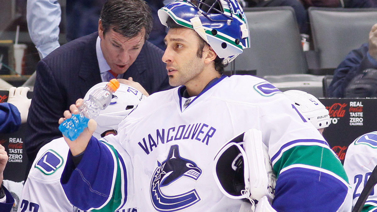 Vancouver Canucks goalie Roberto Luongo named NHL first star of week - The  Hockey News