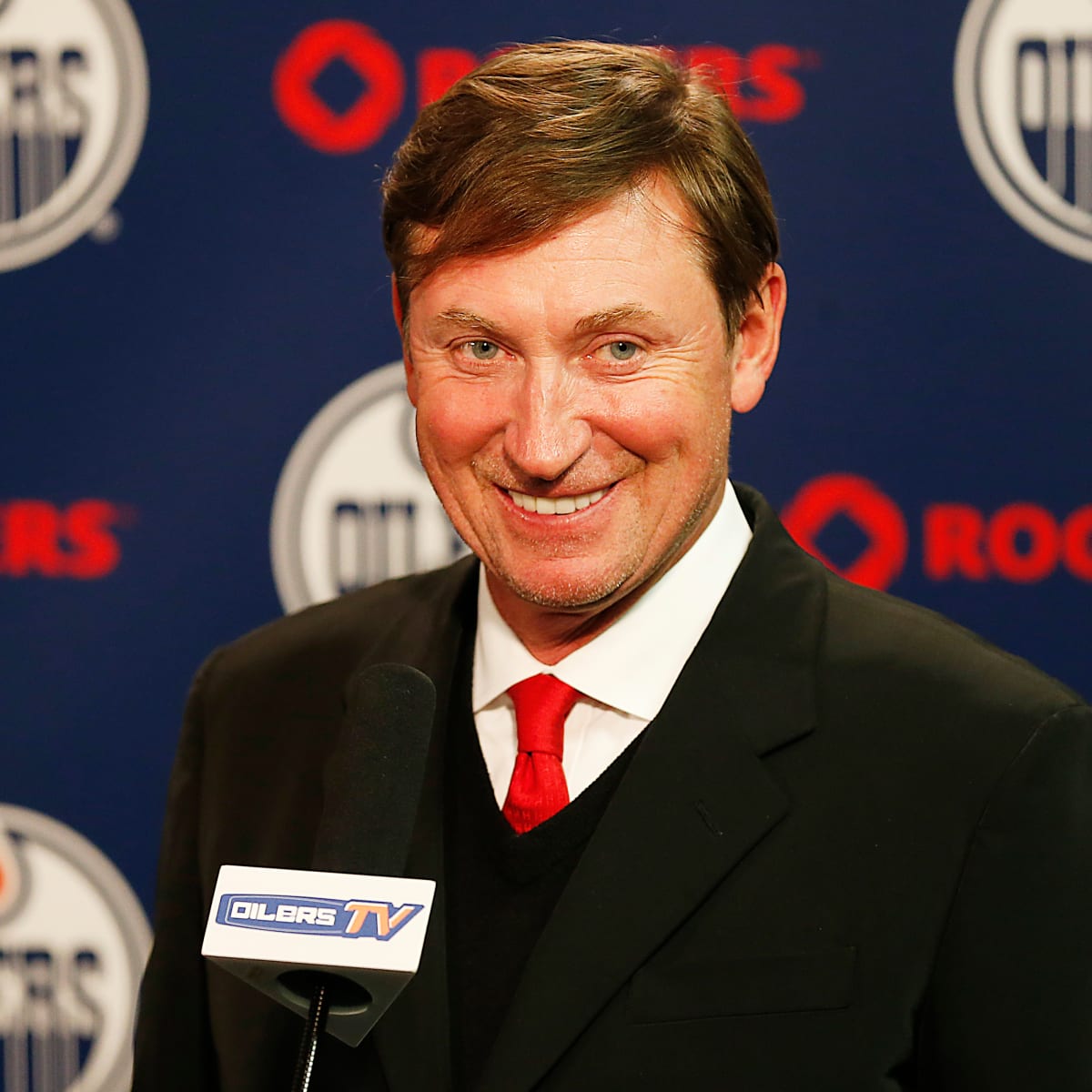 Champagne-stained Gretzky jersey sells for a record-high at
