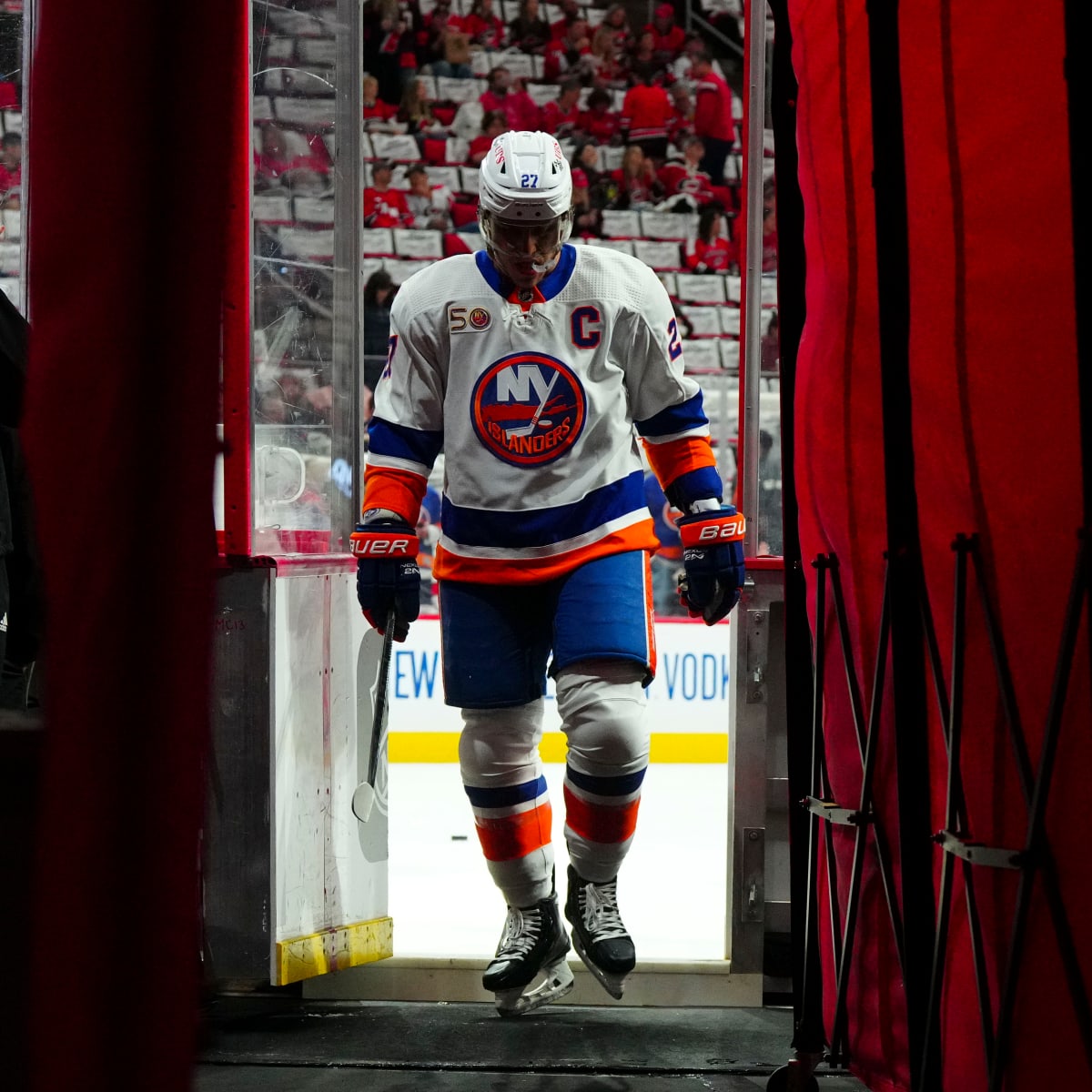 Anders Lee Q&A: Islanders' captain expects a 'noticeable difference' under  new coach - The Athletic