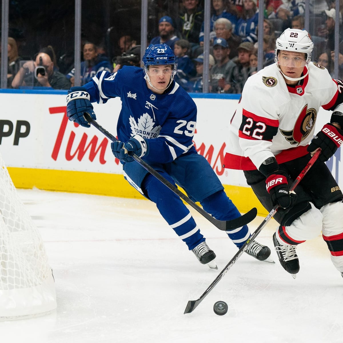 Maple Leafs loan Simmonds to Marlies, recall Holmberg