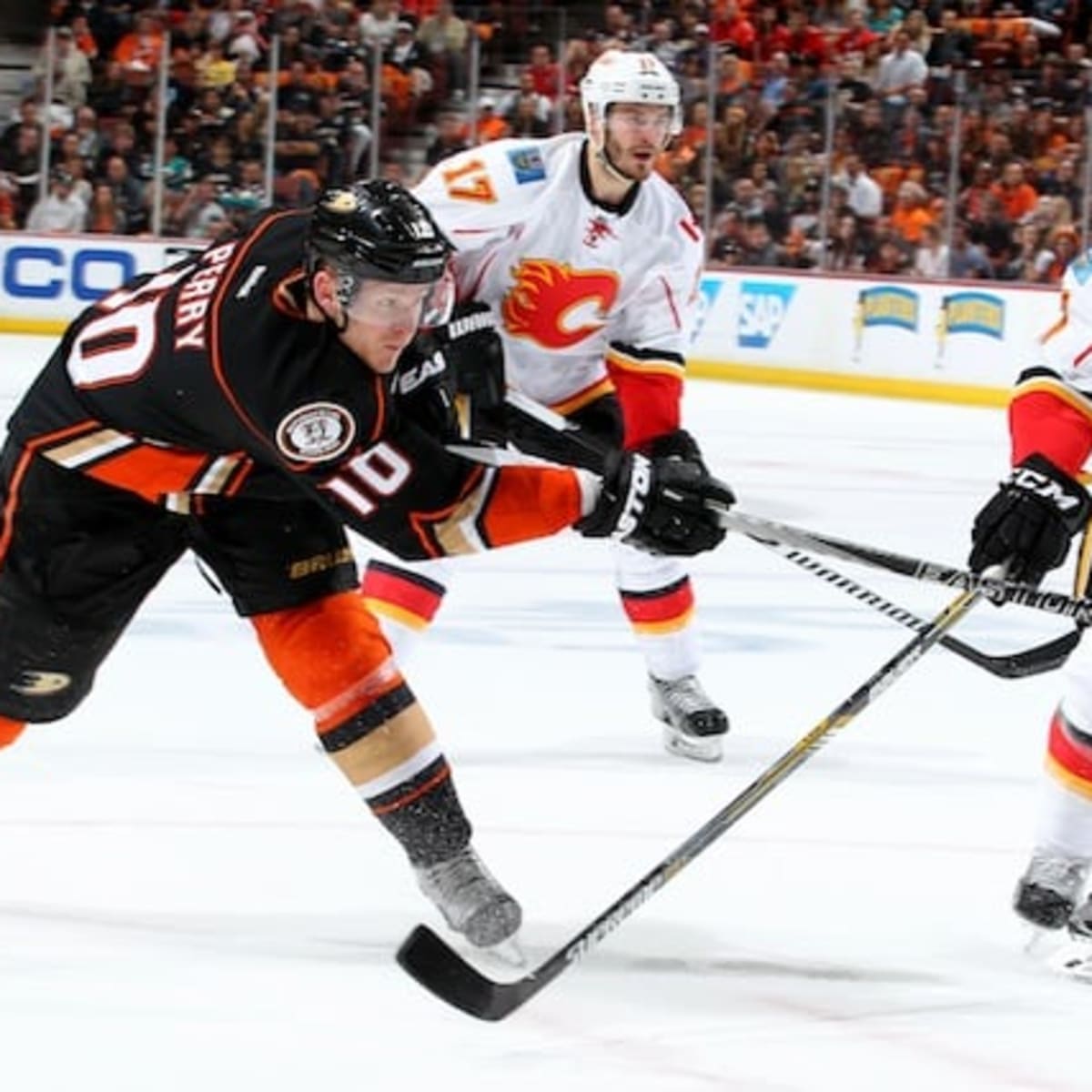 Corey Perry leaves Game 6 with injury after collision 