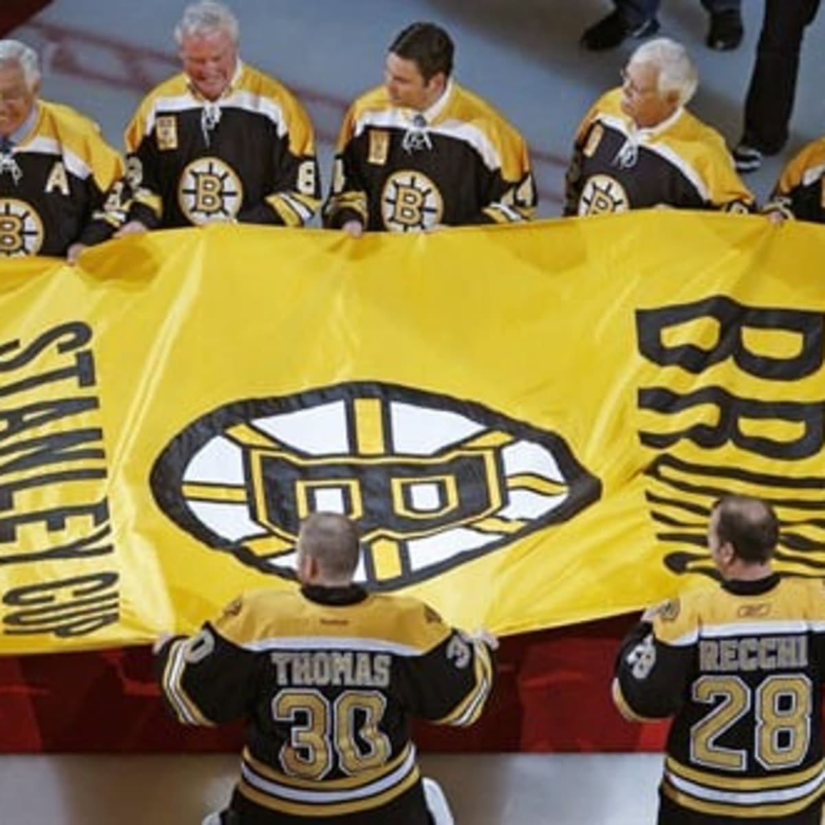 Lightning Lift Stanley Cup Banner in Season Opener against Chicago