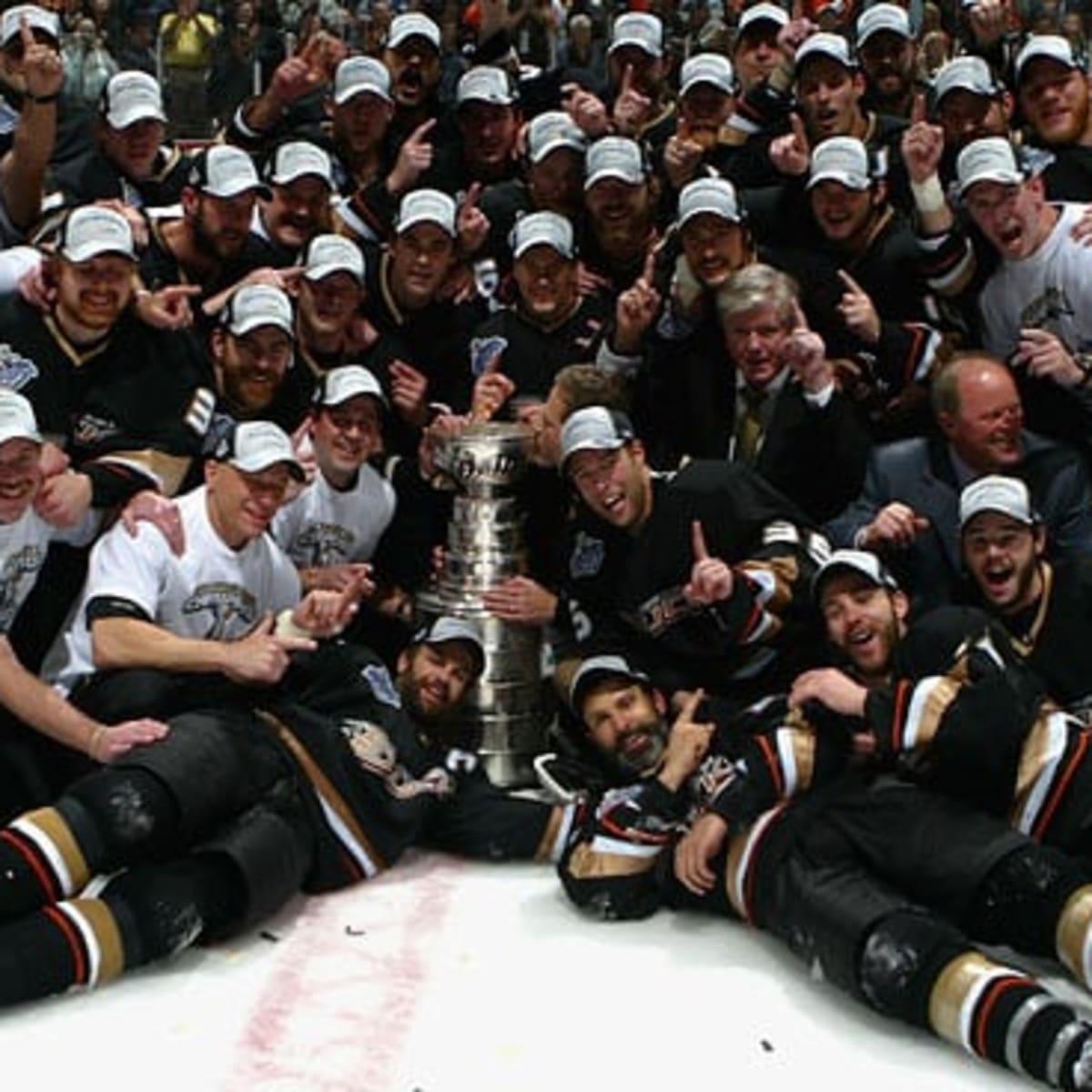 https://thehockeynews.com/.image/ar_1:1%2Cc_fill%2Ccs_srgb%2Cfl_progressive%2Cq_auto:good%2Cw_1200/MTg1MDUxMDE5MDUzODM1NjA5/the-straight-edge-were-the-07-ducks-the-best-stanley-cup-champions-of-all-time.jpg