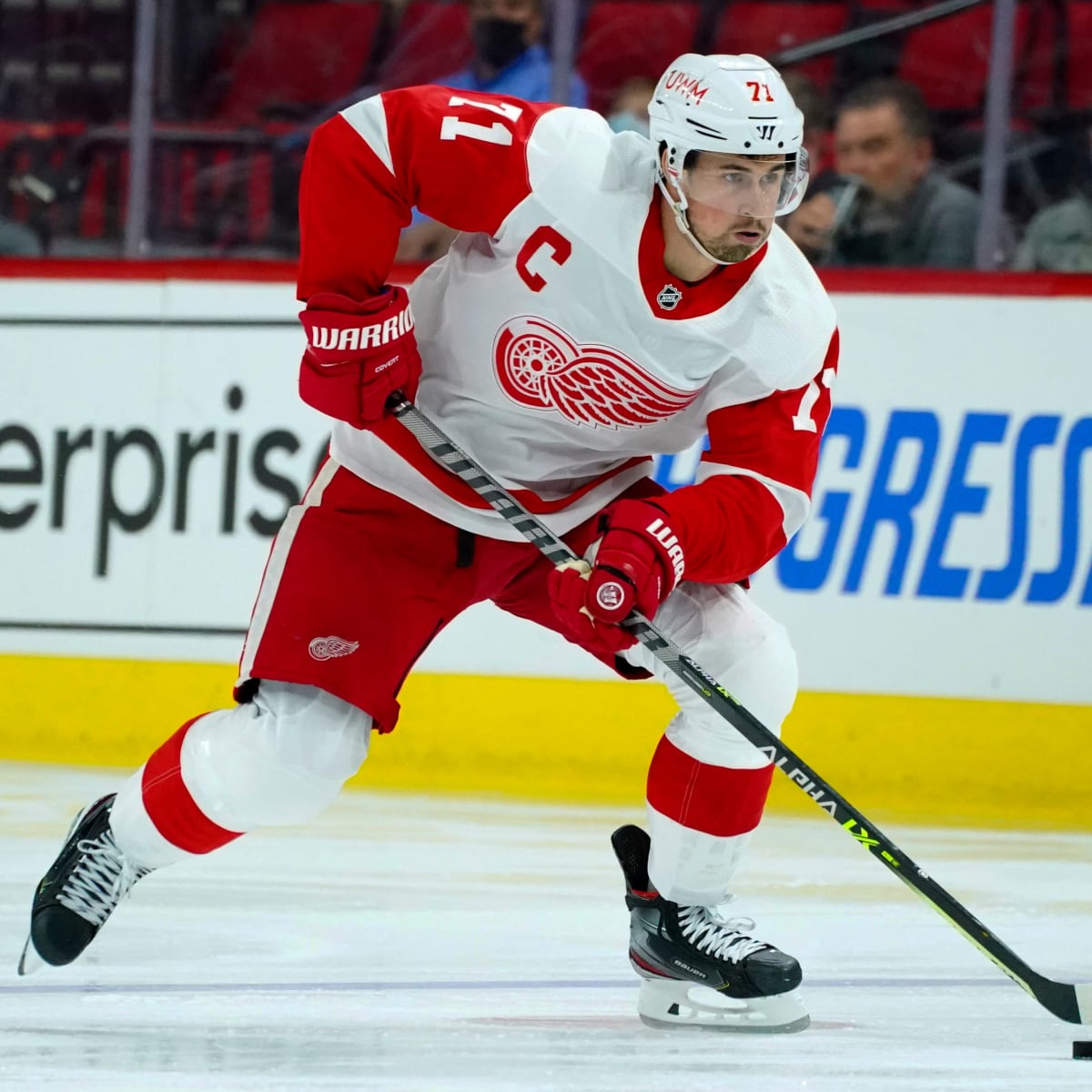 Dylan Larkin returns to lineup for Red Wings 