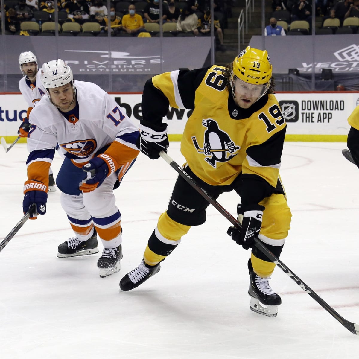 Leafs acquire Penguins' McCann for Hallander, 7th-rounder