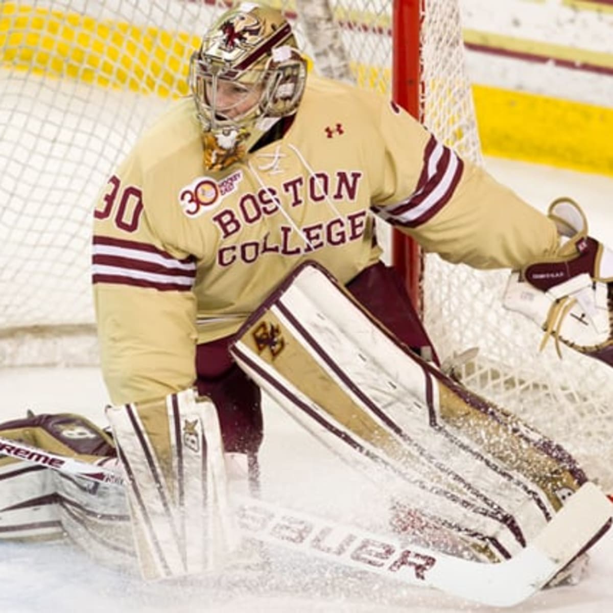 Connor Hellebuyck Wins the Mike Richter Award - SB Nation College Hockey