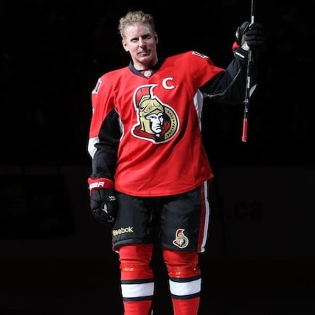 Ottawa Senators captain Daniel Alfredsson stays another season