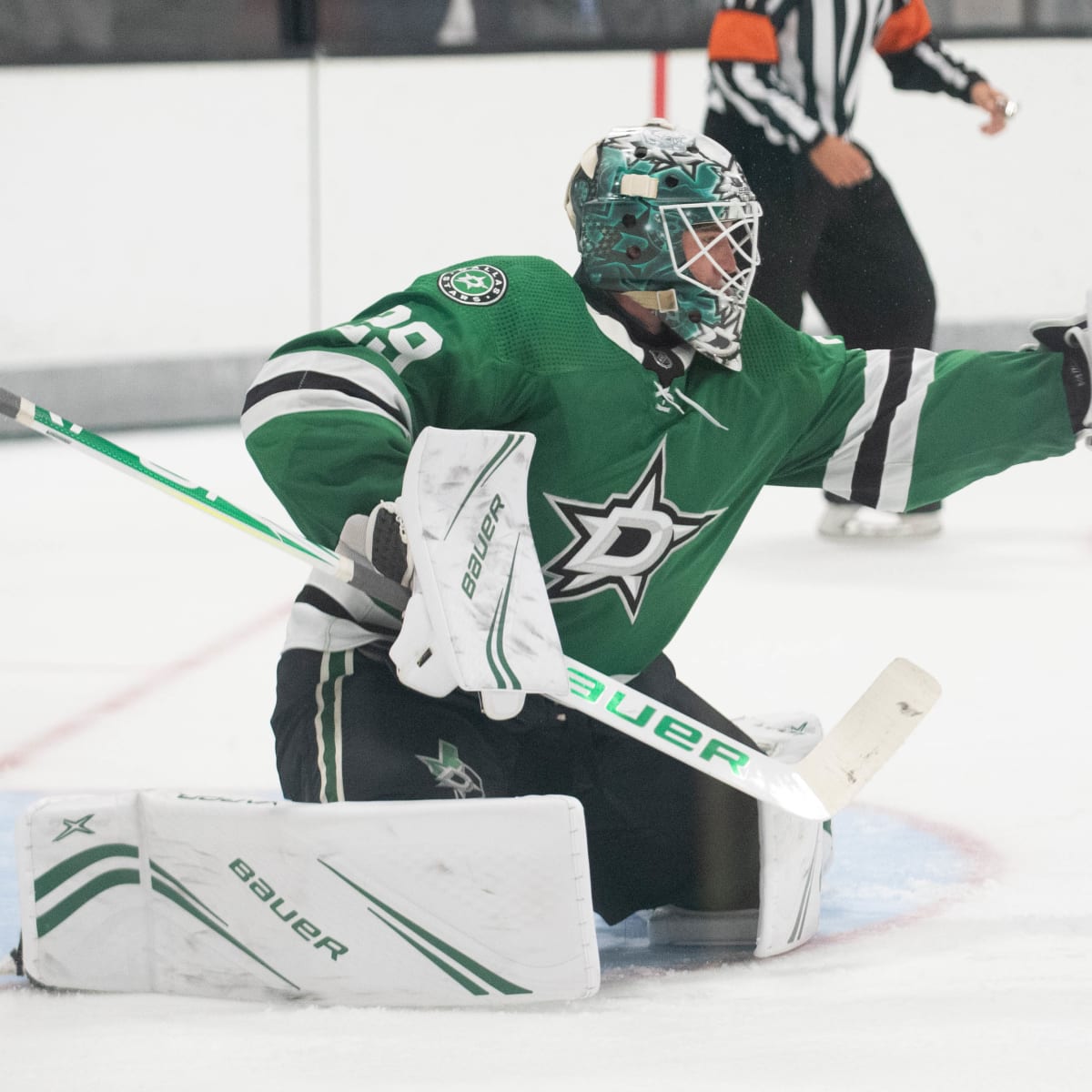 Stars re-sign Jake Oettinger to three-year contract
