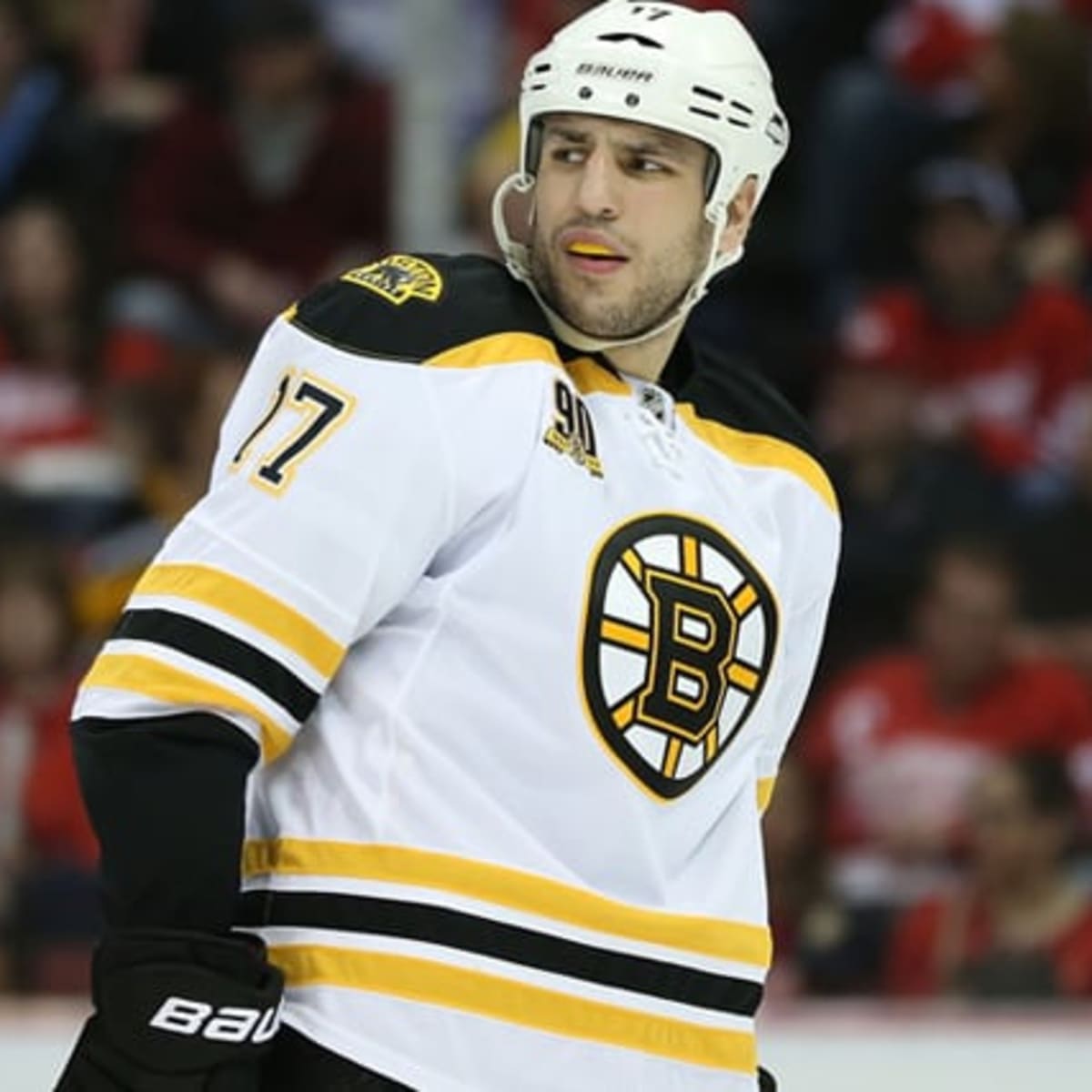 Video: Bruins' Lucic gestures to Habs fans after late penalty