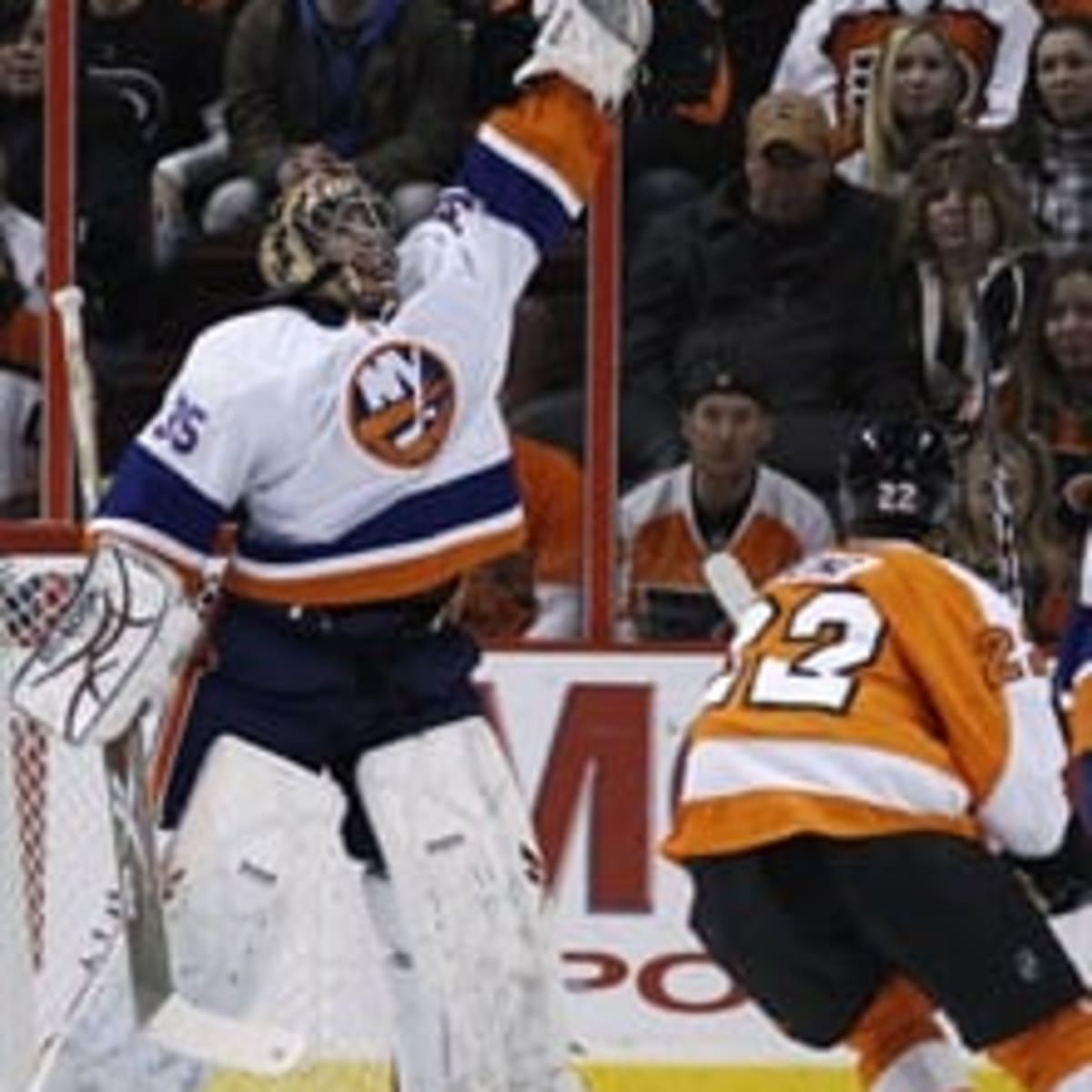 Philadelphia Flyers come back to beat lowly New York Islanders 3-2