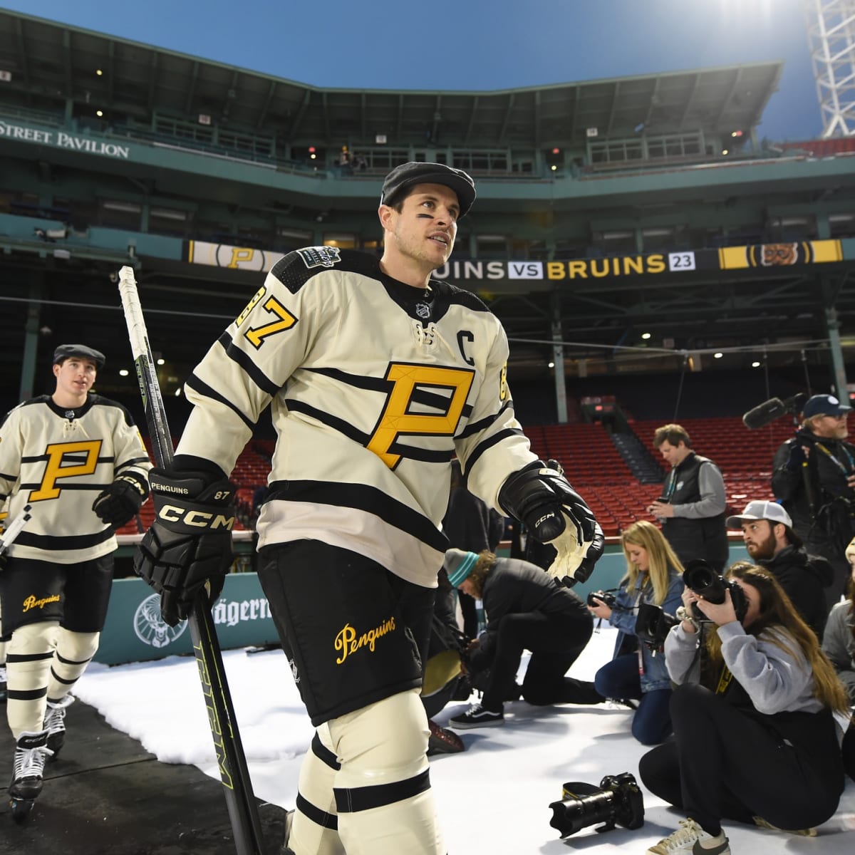 The 23 best pictures from the Winter Classic at Fenway Park