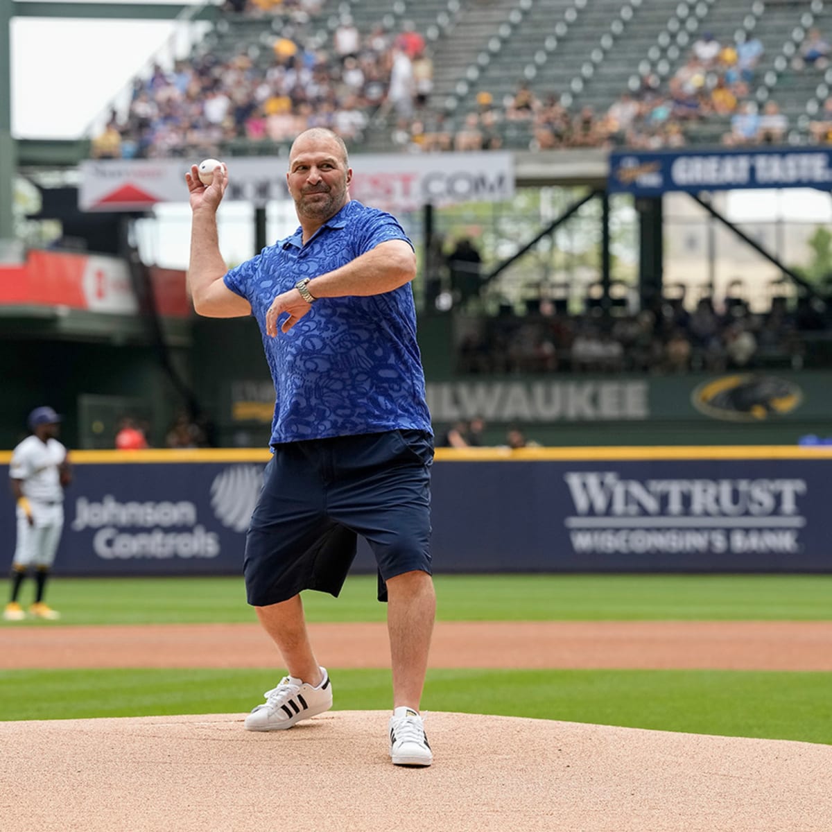 Bob Uecker throws first pitch, 10/03/2023