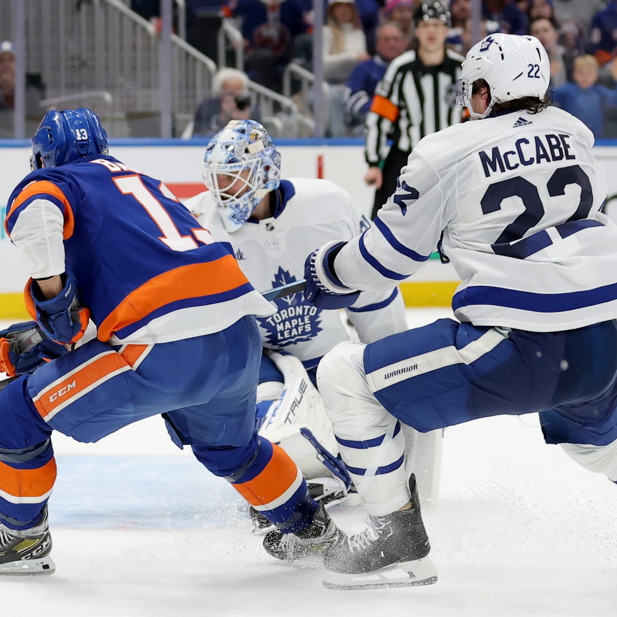 John Tavares breaks late tie with 20th goal, Maple Leafs beat Canadiens 3-2