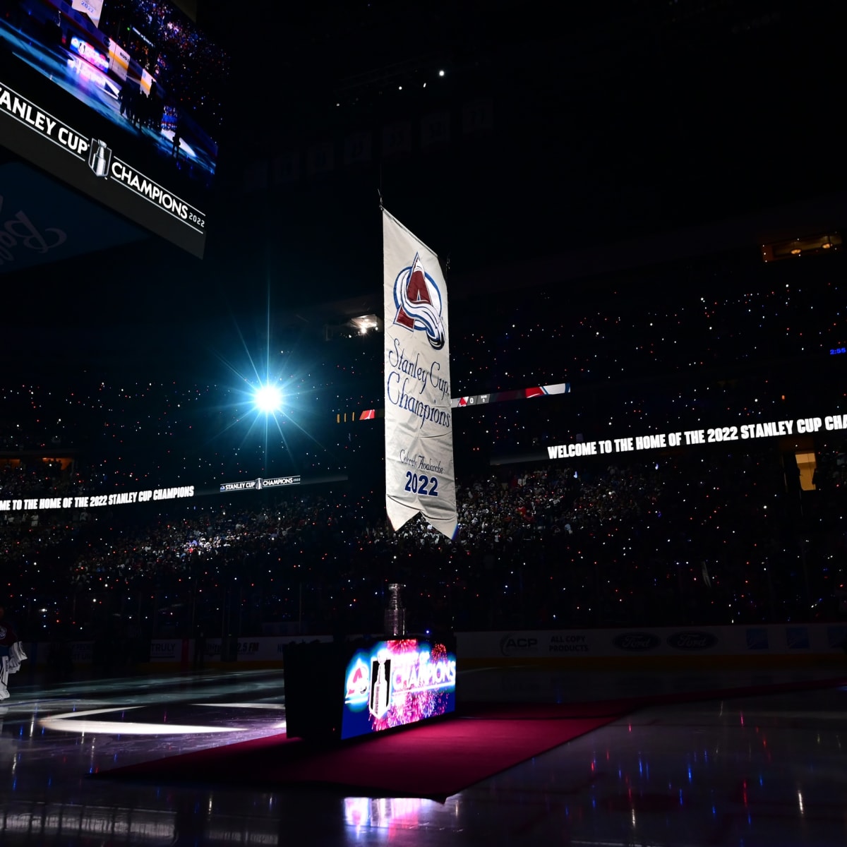 Golden Knights deliver Vegas show in raising Stanley Cup banner - ESPN