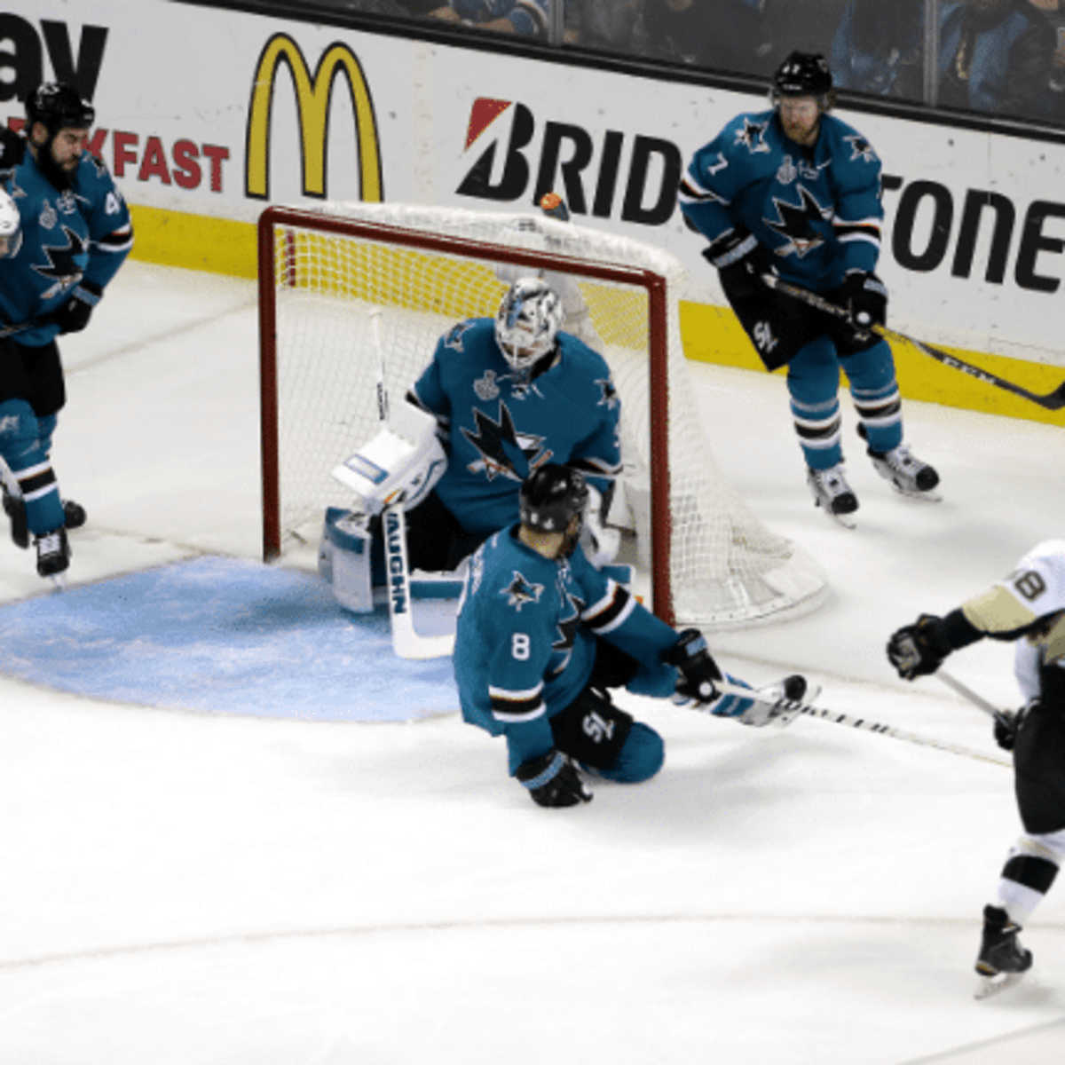 Penguins' Letang brings Stanley Cup to visit kids in Montreal