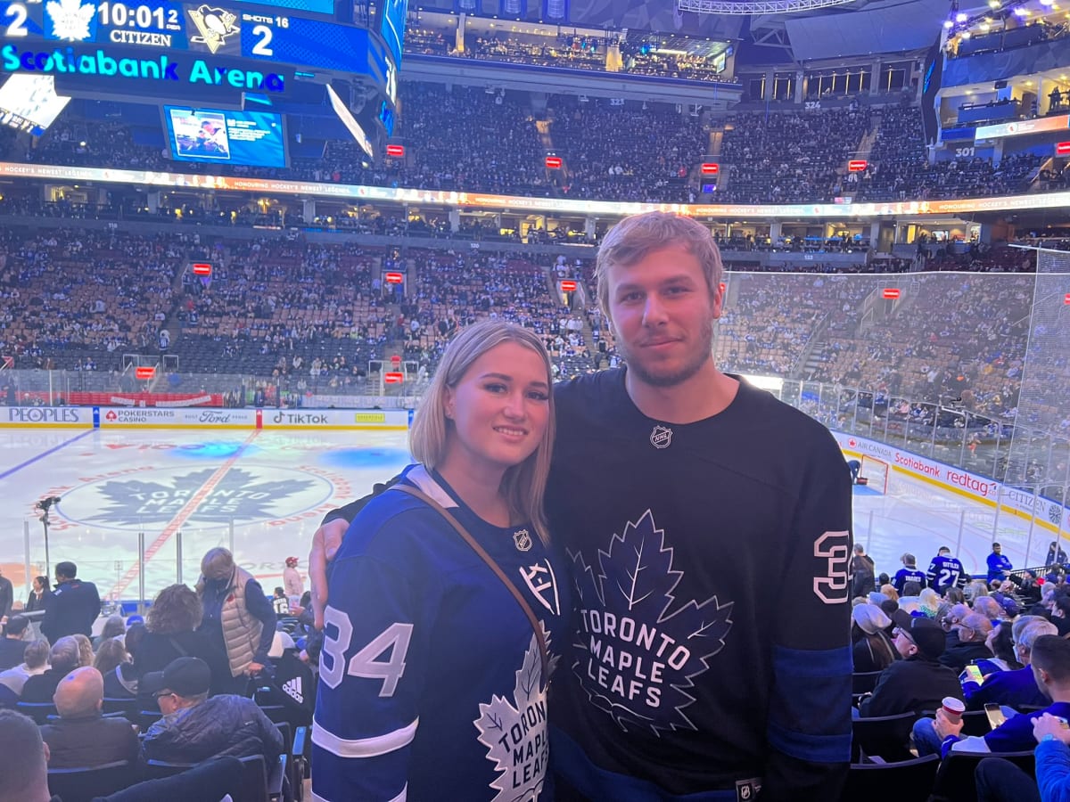 Drake shows up to Toronto Maple Leafs playoff game