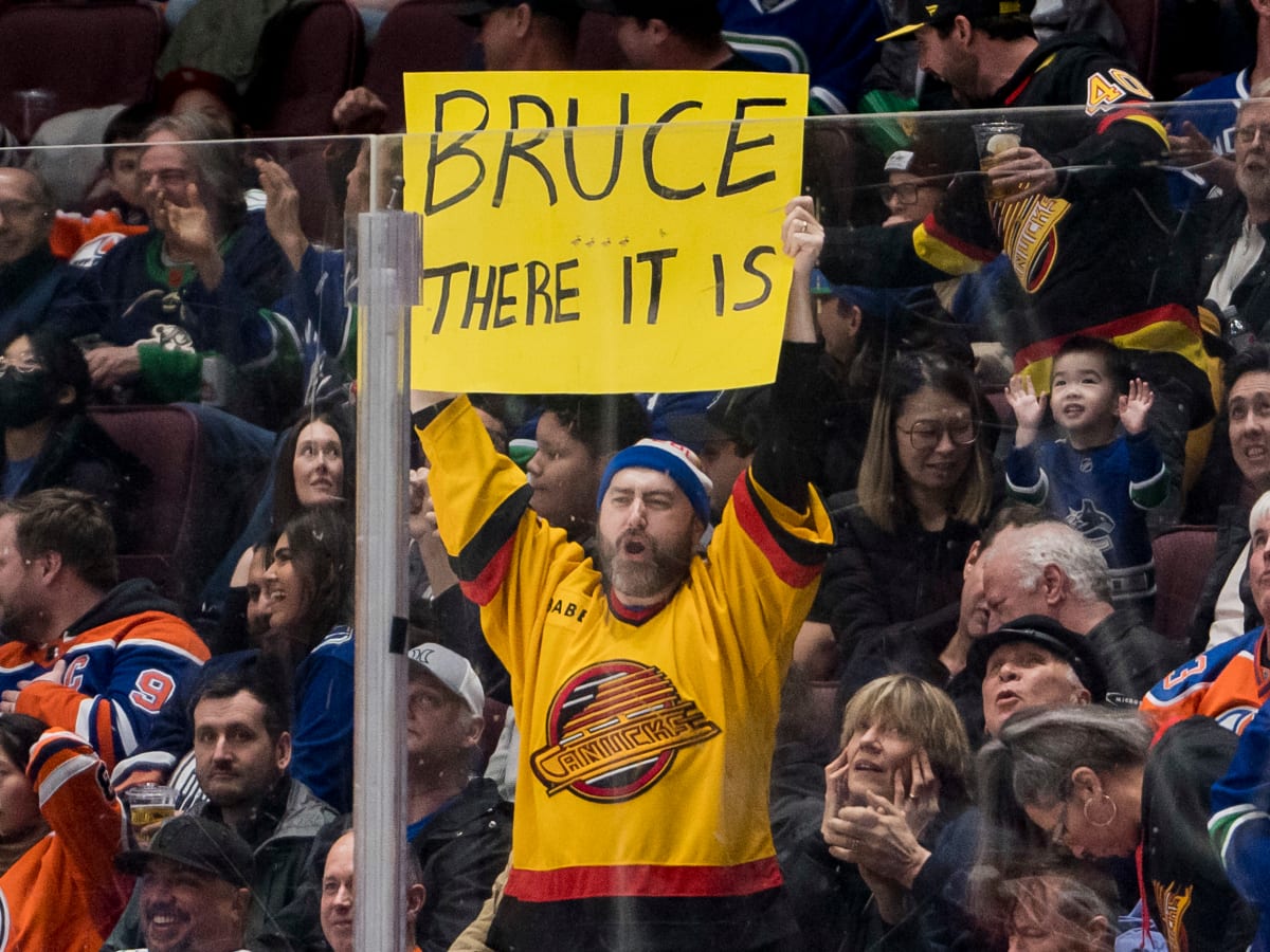 Bruce Boudreau Holds Head High as His Canucks Tenure Ticks Down - The  Hockey News