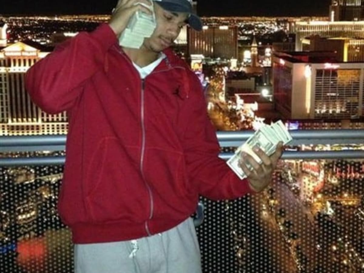 Twitter picture of Kane holding stacks of cash stirs social ...