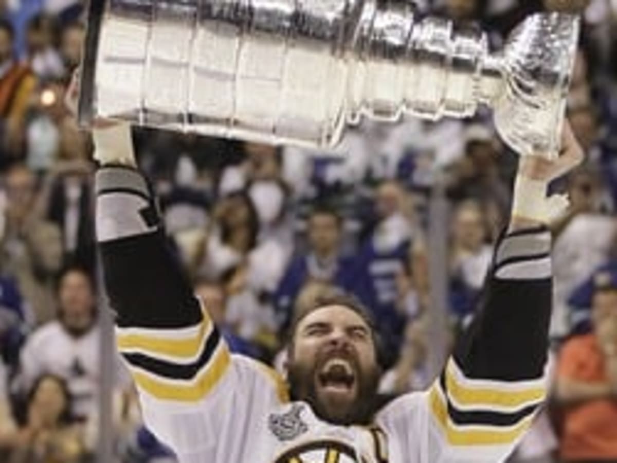Bruins raise banner for 2011 Stanley Cup