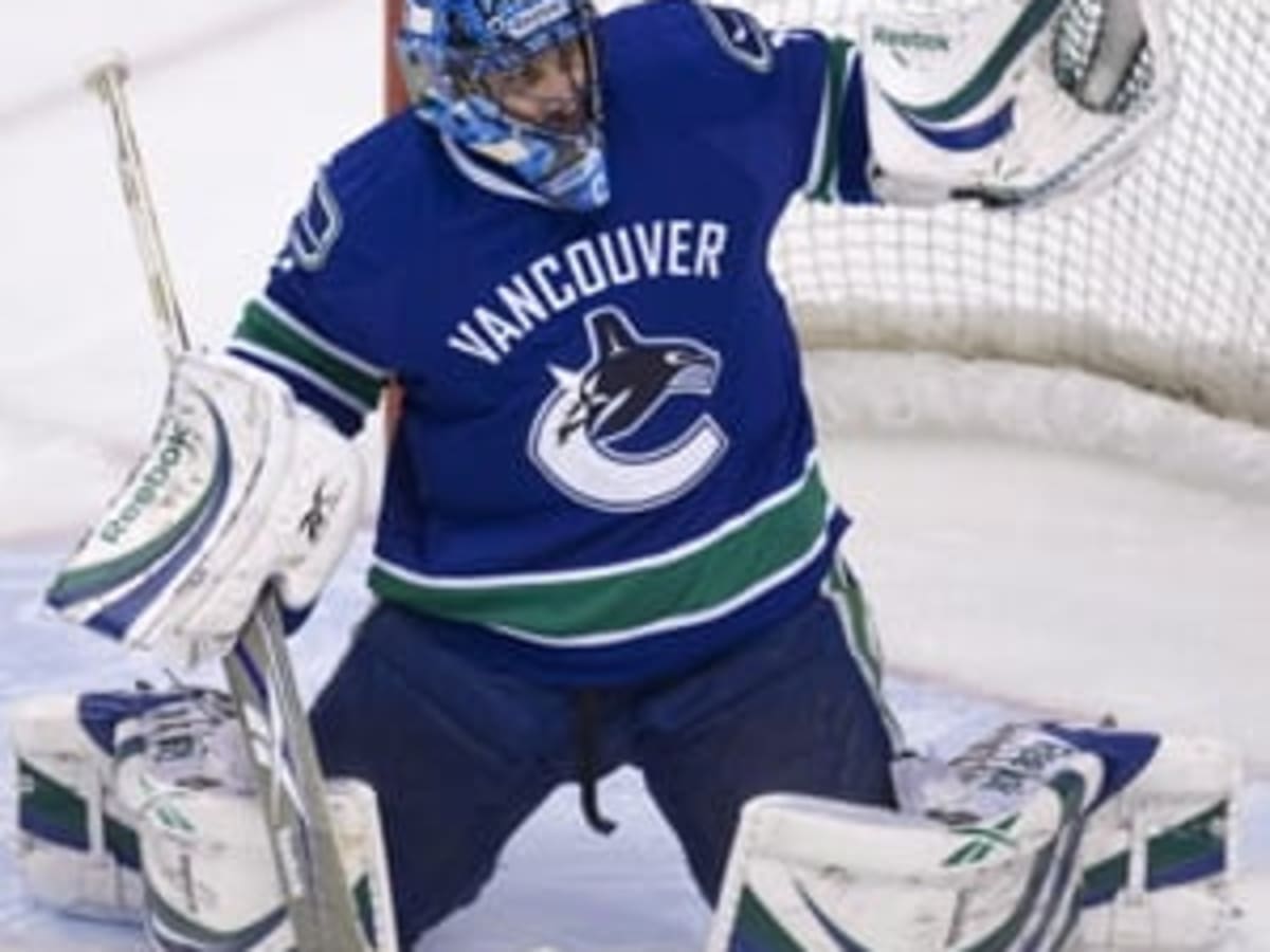 Canucks admit keeping Luongo 'not the most efficient use of