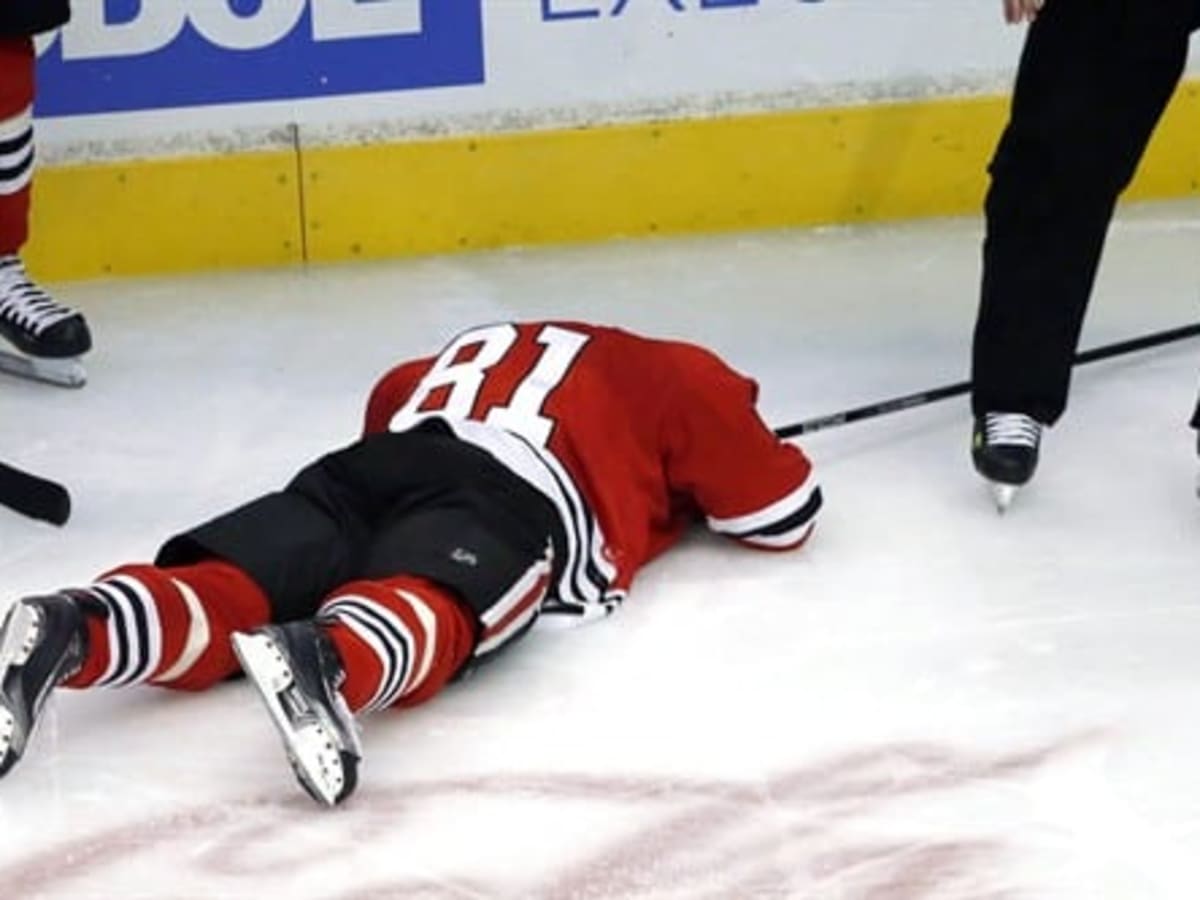 Chicago ties NHL record for best start, lose Marian Hossa to sneaky elbow  from Vancouver's Jannik Hansen: Cox