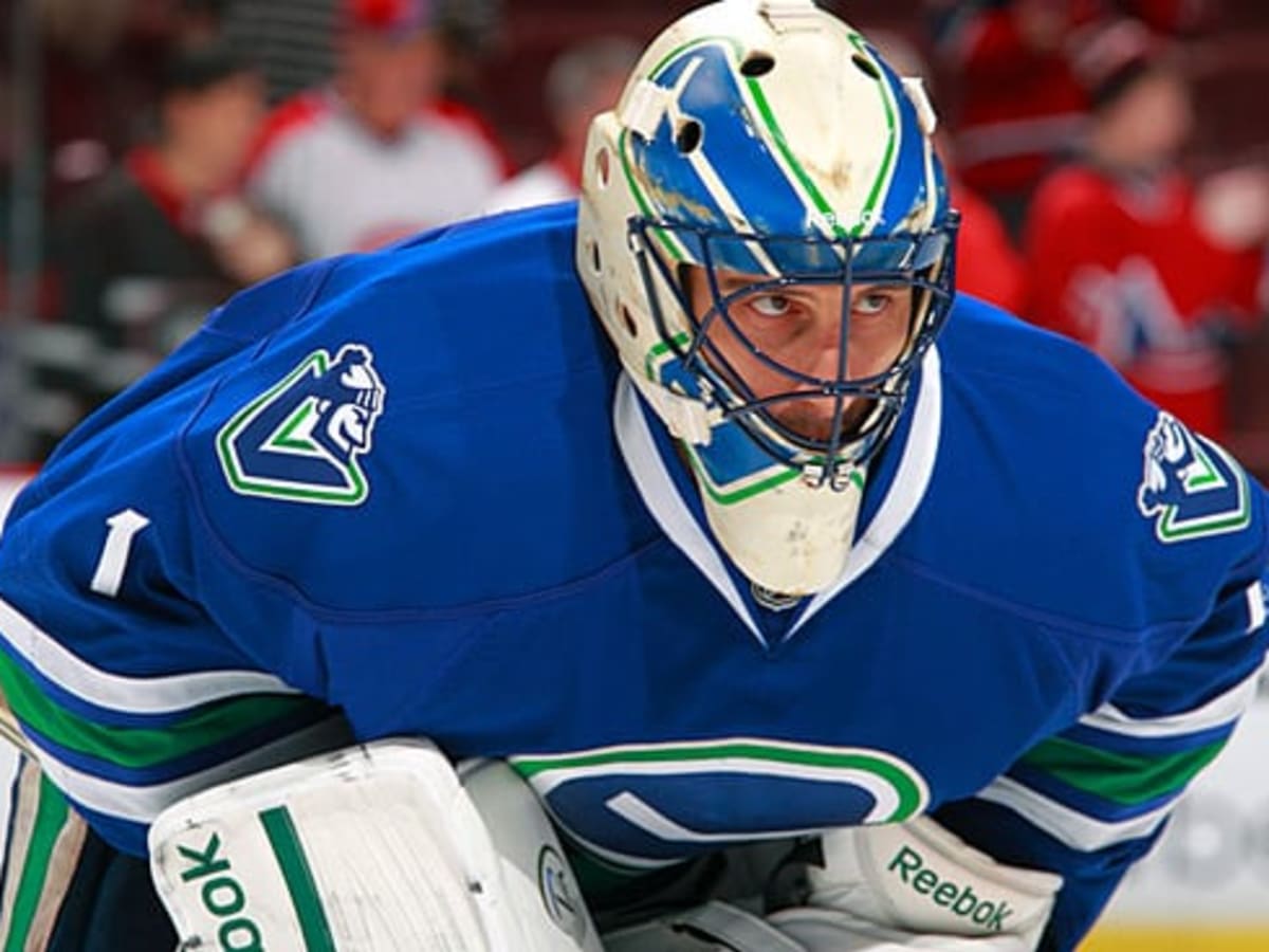 Vancouver Canucks should have paid part of Roberto Luongo's contract to  deal him