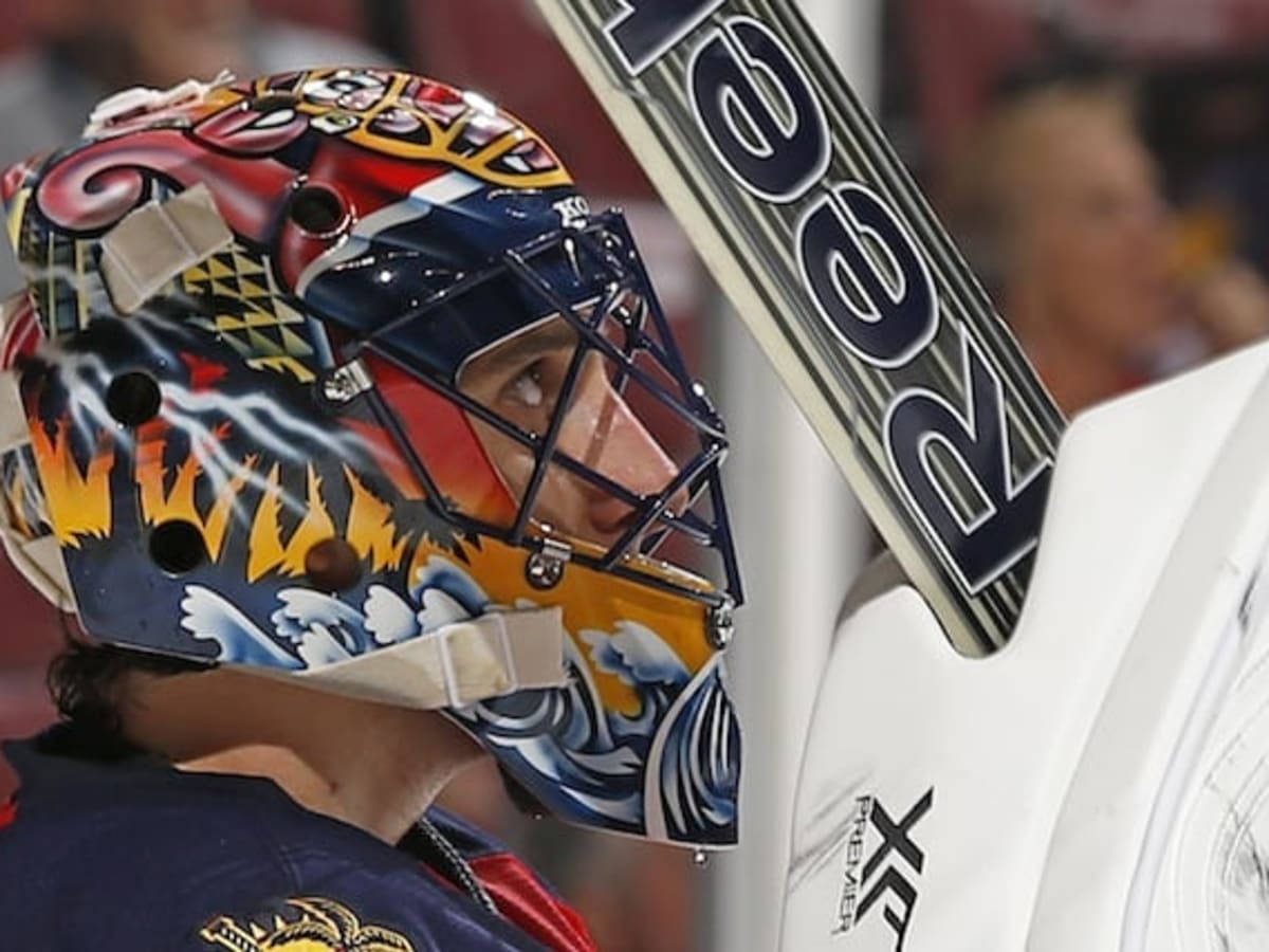 Roberto Luongo stars as Skills Competition celebrity goalie