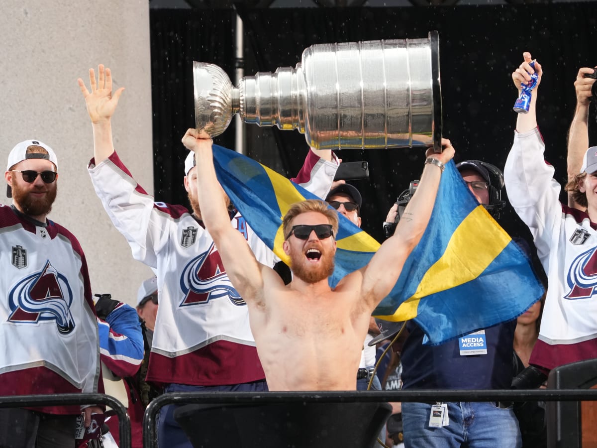 Cop mistakes Avalanche's Bowen Byram for fan during parade
