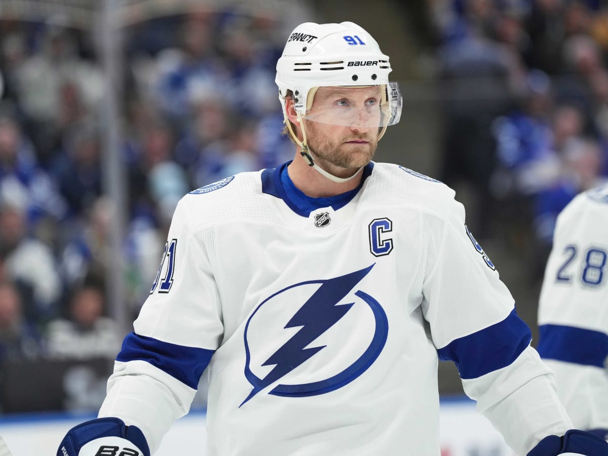 Steven Stamkos decides to re-sign with Lightning