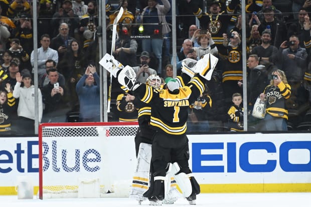NHL Power Rankings: Bruins Stay On Top In a Bizarre Week