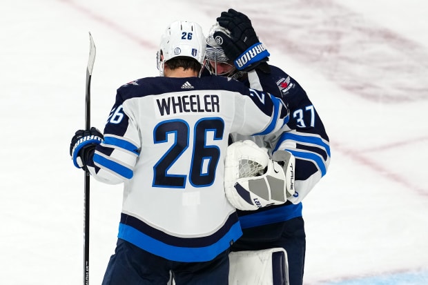 Neiderreiter, Barron score in 2nd, Jets beat Lightning 3-2