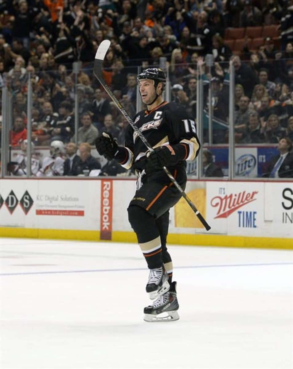 Ducks' Teemu Selanne coming home for oral surgery, out two weeks