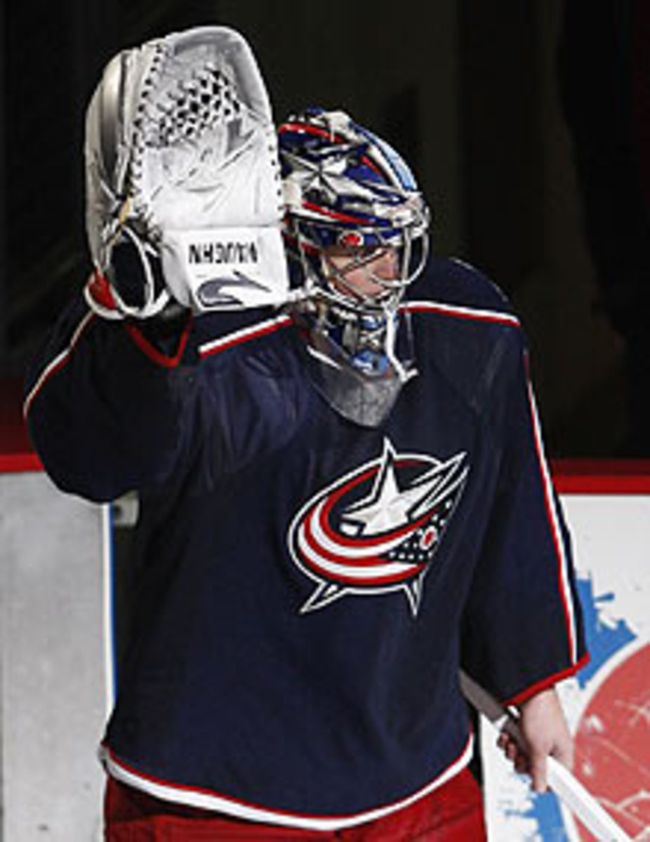 Blue Jackets goalie Steve Mason waves to the crowd after beating the Canucks and being named the game's first star on Tuesday night.