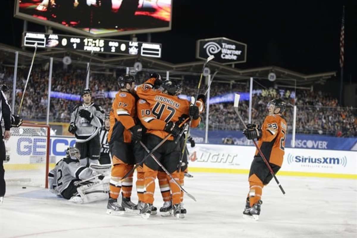 Kings, Ducks reveal jerseys for outdoor game