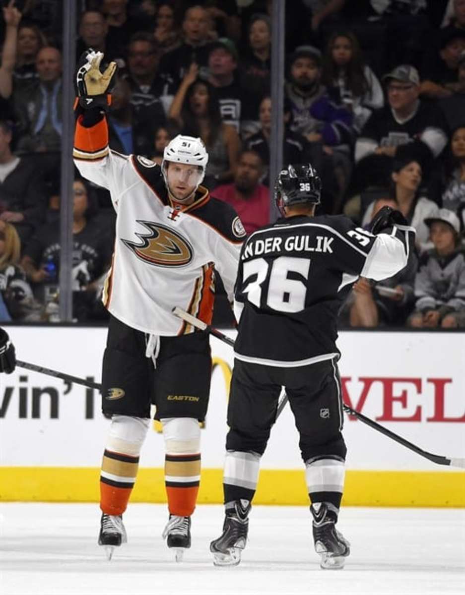 Ducks Beat LA Kings 3-0 On Dodger Stadium Ice - CBS Los Angeles