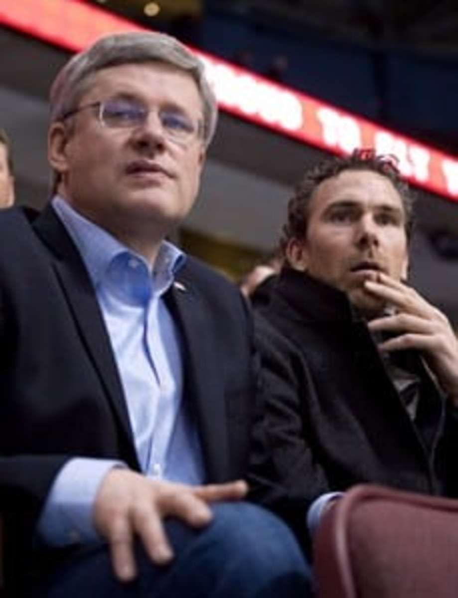 https://thehockeynews.com/.image/t_share/MTg1MDUxMjcxOTIyNTkxMDY1/prime-minister-stephen-harper-attends-game-4-of-stanley-cup-final.jpg